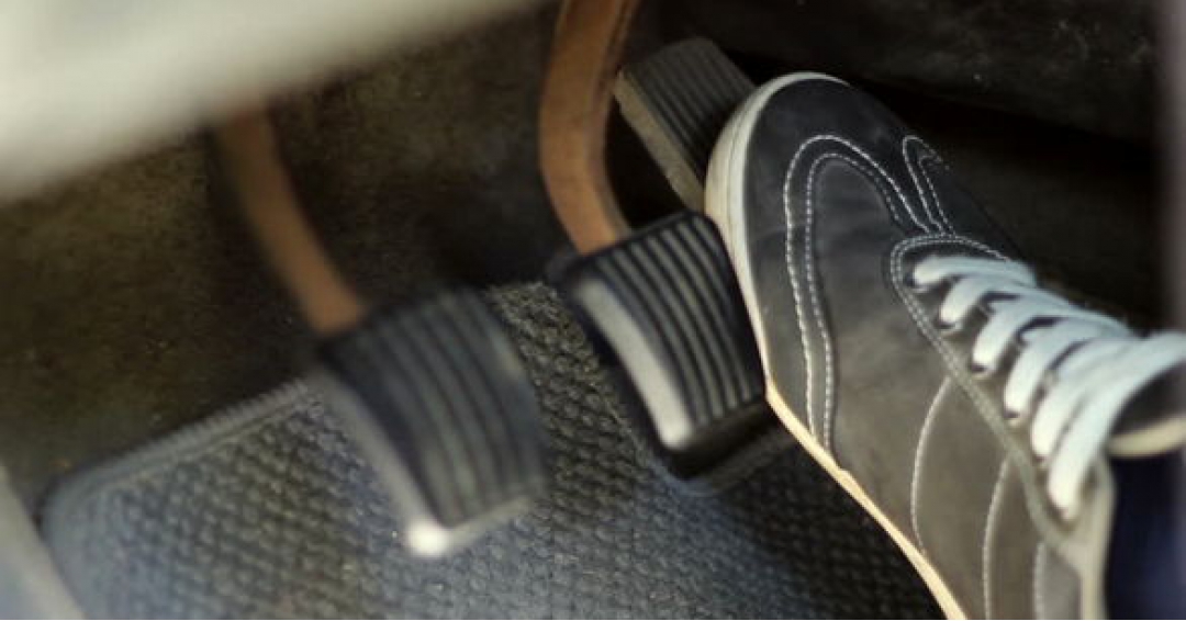 گاز دادن قبل از خاموش کردن خودرو گاز دادن قبل از خاموش کردن خودرو